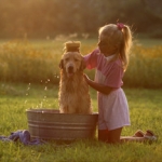 Kinder und Haustiere; © photos.com