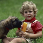 Hunde und Kinder; © photos.com