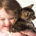 Katze und Kind; © photos.com