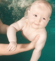 Babyschwimmen – Was bringt es wirklich?