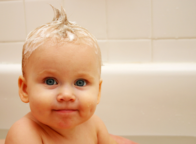 Haare waschen Baby © 2010 iStockphoto