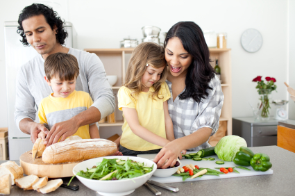 Wie ernähren wir uns wirklich? Eine Familie beim Kochen.